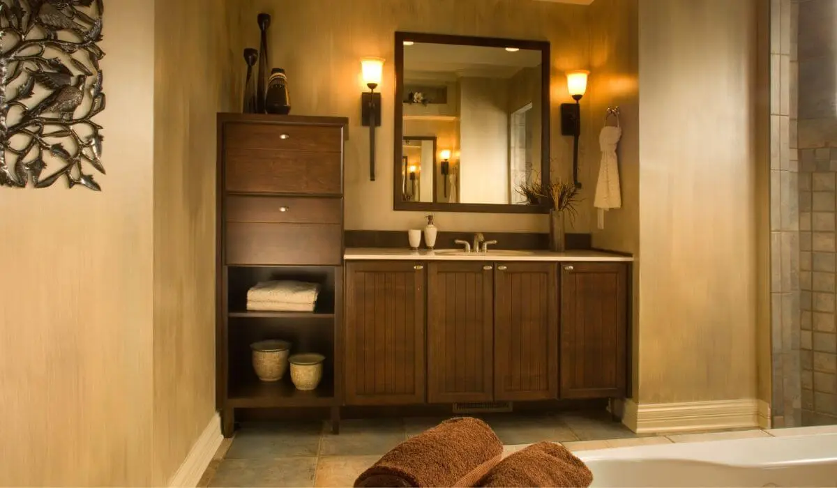 Warm Lighting in a modern bathroom